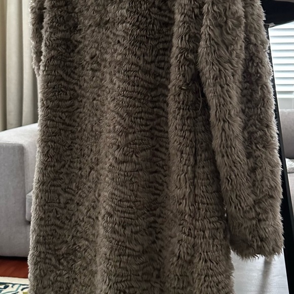 H&M Luxury Faux Fur Coat Size 2 Please READ DESCRIPTION FOR MEASUREMENTS - Picture 4 of 7